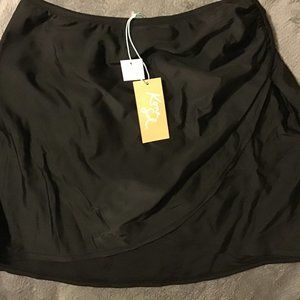 NWT Women's 4-6/small swim skirt